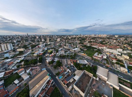 Téléchargez les photos : Paysage urbain aérien au coucher du soleil pendant l'été dans le centre de Cuiaba Brésil - en image libre de droit