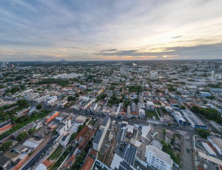 Luftaufnahme der Stadt bei Sonnenuntergang im Sommer in Cuiaba Mato Grosso Brasilien