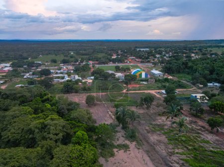 Luftaufnahme von Regenwald und Dorf während des sommerlichen Sonnenuntergangs im Nobres Bom Jardim Mato Grosso Brasilien