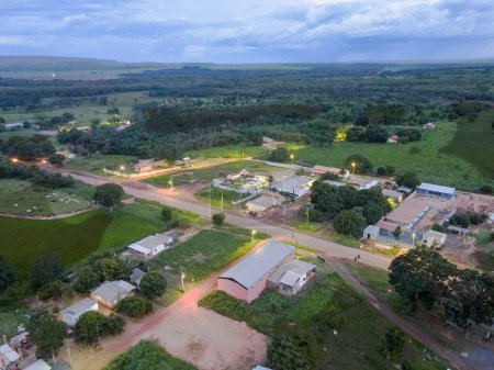 Luftaufnahme von Regenwald und Dorf während des sommerlichen Sonnenuntergangs im Nobres Bom Jardim Mato Grosso Brasilien
