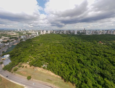 Luftaufnahme des Parque Mae Bonafacia Park im Sommer in Cuiaba Mato Grosso Brasilien