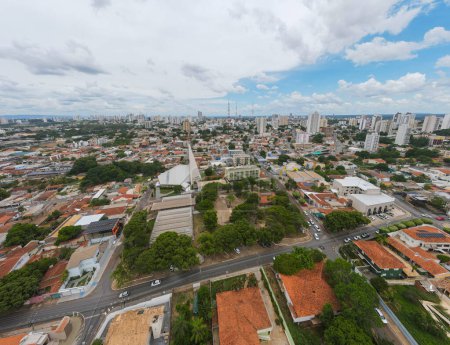 Téléchargez les photos : Paysage aérien de l'église en été à Cuiaba Mato Grosso Brésil - en image libre de droit