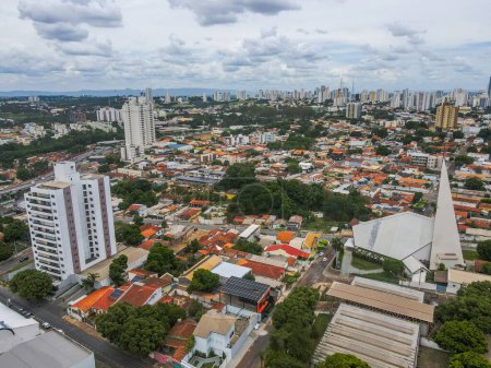 Téléchargez les photos : Paysage aérien et paysage urbain pendant l'été à Cuiaba Mato Grosso Brésil - en image libre de droit