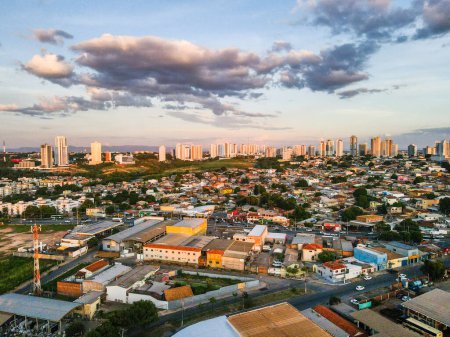 Téléchargez les photos : Paysage aérien pendant la journée ensoleillée d'été à Cuiaba Mato Grosso Brésil - en image libre de droit