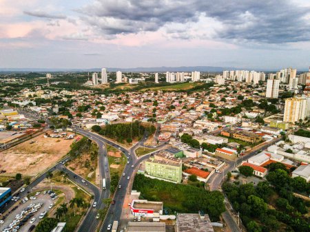 Téléchargez les photos : Paysage aérien pendant l'été au coucher du soleil à Cuiaba Mato Grosso Brésil - en image libre de droit