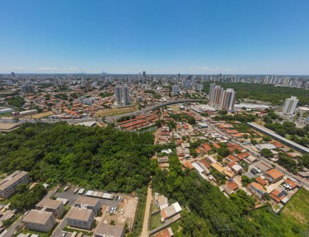 Téléchargez les photos : Paysage aérien pendant l'été à Cuiaba Mato Grosso Brésil - en image libre de droit