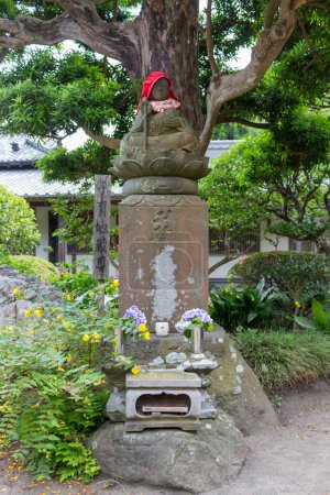 Foto de Stone statue of Ojizou san, protector of children and protector of travellers, Kamakura, Japan. - Imagen libre de derechos