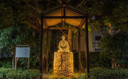 Foto de Night view of statue of Shoin Yoshida, Hakozaki Park, Tokyo, Japan. - Imagen libre de derechos