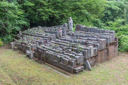 Téléchargez les photos : Statues en pierre d'Ojizou san, protecteur des enfants et protecteur des voyageurs, et tombes Japon. - en image libre de droit