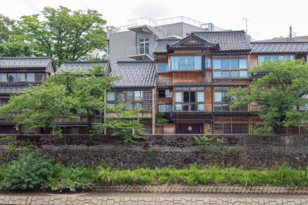 Häuser entlang des Flusses Asanogawa in Kanazawa, Ishikawa, Japan.