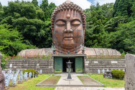 Foto de The Shakyamuni Daibutsu Buddha at Hanibe caves, Ishikaewa, Japan. - Imagen libre de derechos