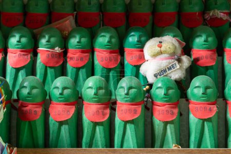 Foto de Cientos de pequeñas figuras que representan las almas de los niños fallecidos en las cuevas de Hanibe, Japón. - Imagen libre de derechos