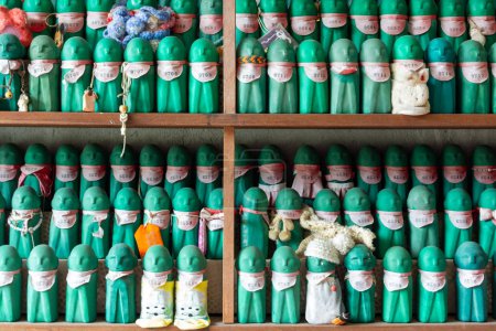 Foto de Cientos de pequeñas figuras que representan las almas de los niños fallecidos en las cuevas de Hanibe, Japón. - Imagen libre de derechos