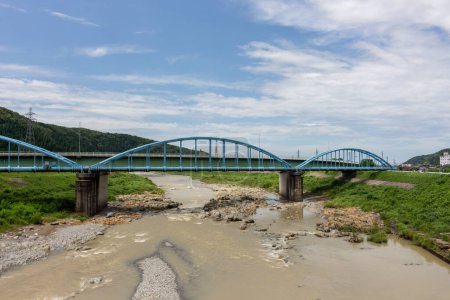 Foto de Puente de tuberías junto al puente Wasadani sobre el río Tedori, Tsurugi, Ishikawa, Japón. - Imagen libre de derechos