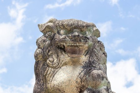 Foto de Komainu, o perro león, estatua en el santuario sintoísta, Japón. - Imagen libre de derechos