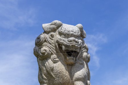 Foto de Komainu, o perro león, estatua en el santuario sintoísta, Japón. - Imagen libre de derechos