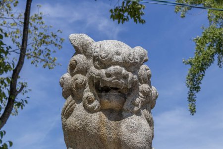 Téléchargez les photos : Komainu, or lion-dog, statue at shinto shrine, Japan. - en image libre de droit