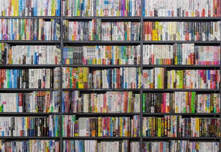 Foto de Vista de estantes de libro en una gran librería de segunda mano, Kanazawa, Japón. - Imagen libre de derechos