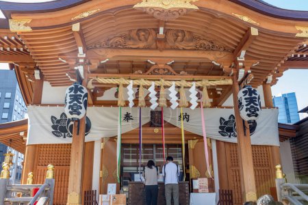 Photo for Shimenawa rope and shide streamers at Suitengu shinto shrine, Nihonbashi, Tokyo, Japan. TRANSLATION: on lanterns: Suitengu; on banner: dedication. - Royalty Free Image