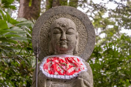 Foto de Estatua de piedra de Ojizou san, protector de niños y protector de viajeros, templo de Daijouji, Japón. - Imagen libre de derechos