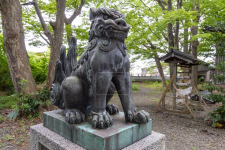 Foto de Komainu, o perro león, estatua en Kasuga jinja santuario sintoísta, Kanazawa, Ishikawa, Japón. - Imagen libre de derechos
