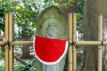 Foto de Estatua de piedra (arte público) de Ojizou san, protector de niños y protector de viajeros, Japón. TRADUCCIÓN: Número 16. - Imagen libre de derechos