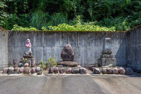 Foto de Estatua de piedra (arte público) de Ojizou san, protector de niños y protector de viajeros, y memoriales, kanazawa, Japón. - Imagen libre de derechos