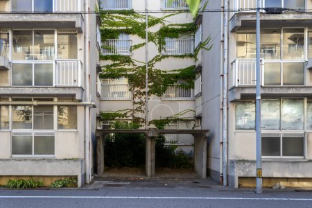 Immeuble d'appartements abandonné, Heiwamachi, Kanazawa, Japon.