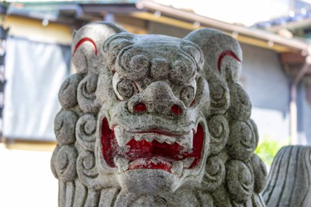 Komainu, oder Löwenhund (öffentliche Kunst), Kanazawa Japan. Komainu sind die Hüter von shintoistischen Schreinen und manchmal Tempeln, meist zu zweit, einer mit offenem Mund und einer mit geschlossenem.