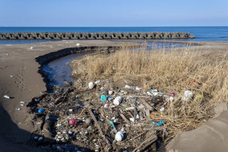 Müll aus dem Japanischen Meer, angespült am Strand von Matto, Präfektur Ishikawa, Japan.