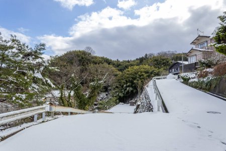 Vista nevada del invierno de Yamashina, pequeña comunidad en Kanazawa, Japón