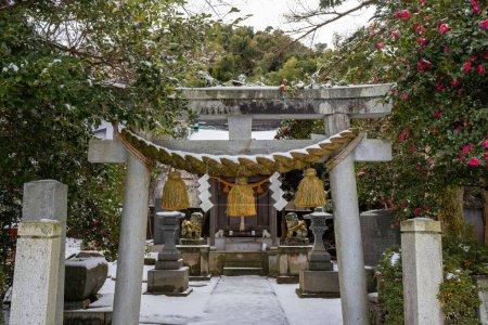 Vue hivernale enneigée du petit sanctuaire local à Kanazawa, Japon.