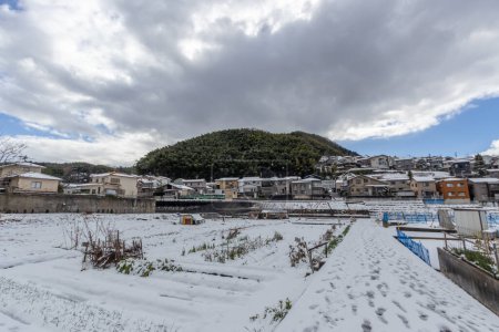 Vista nevada del invierno de Yamashina, pequeña comunidad en Kanazawa, Japón