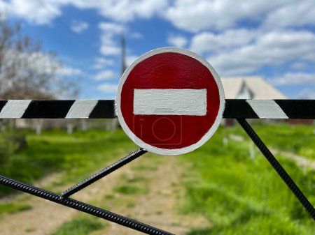 Foto de STOP signo - sobre viga de hierro rayado sobre fondo verde de verano - Imagen libre de derechos