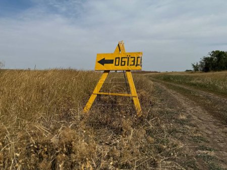 Foto de Señal común en las carreteras agrícolas en Ucrania es una señal para evitar campos minados, traducción: Dirección desvío - Imagen libre de derechos