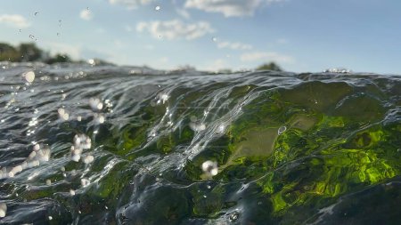 Foto de Agua limpia transparente formada ola con salpicaduras y gotas de burbujas - Imagen libre de derechos