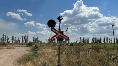 Foto de Semáforo y señal de ferrocarril antes de cruzar el ferrocarril durante la guerra en Ucrania, La señal y el semáforo están rotos y plagados de balas y metralla - Imagen libre de derechos