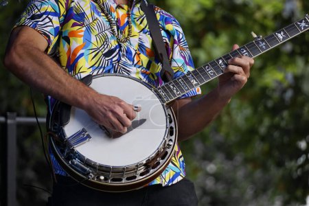 Téléchargez les photos : Vue rapprochée d'un musicien jouant un banjo dans un groupe de bluegrass - en image libre de droit