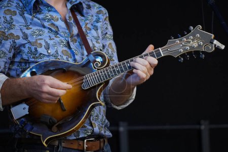 Téléchargez les photos : Vue rapprochée d'un musicien jouant de la mandoline dans un groupe de bluegrass - en image libre de droit
