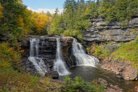 Foto de Blackwater Falls en Blackwater State Park en Virginia Occidental Rodeado de Color de Otoño - Imagen libre de derechos