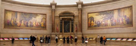 Téléchargez les photos : Rotonde du bâtiment des Archives nationales à Washington DC qui affiche la Déclaration d'indépendance, la Constitution et la Déclaration des droits - en image libre de droit