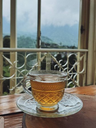 Eine Tasse Tee in der Natur.