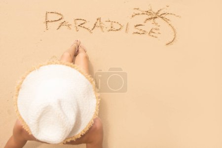 Téléchargez les photos : Paradis du mot et un palmier sur la plage de sable près de la femme. Concept vacances d'été. Realax. Voyages. - en image libre de droit