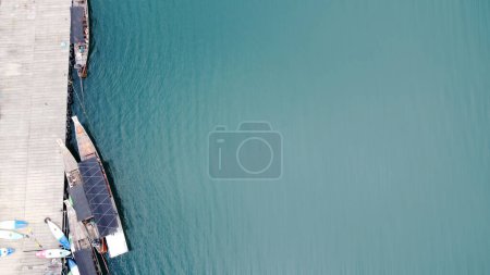 Téléchargez les photos : Vue aérienne depuis un drone de bateau de pêche thaïlandais traditionnel à queue longue et kayak. Vue de dessus. Espace de copie. Thaïlande - en image libre de droit