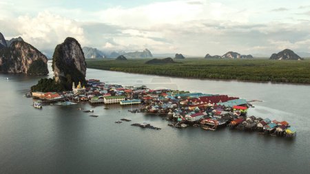 Téléchargez les photos : Vue panoramique aérienne sur le village de pêcheurs flottant Ko Panyi dans le sud de la Thaïlande, en Asie. Beau paysage. Photo de drone. - en image libre de droit