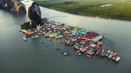 Foto de Vista panorámica aérea sobre el pueblo pesquero flotante Ko Panyi en el sur de Tailandia, Asia. Hermoso paisaje. Drone foto. - Imagen libre de derechos