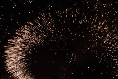 Téléchargez les photos : Fire show on the black, night, dark sky. Fireworks.  Celebration. - en image libre de droit