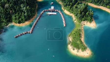 Téléchargez les photos : Aerial photo of bamboo houses on Cheow Lan lake in Khao Sok National Park, Thailand, Asia. Drone view. Landscape. Tourism. Nature. - en image libre de droit