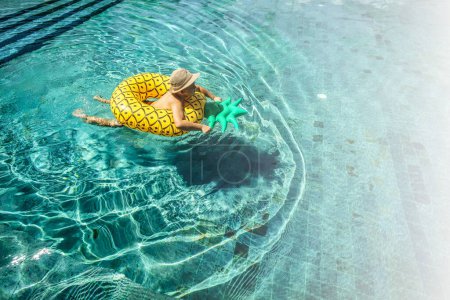 Téléchargez les photos : Child swimming in water pool. Summer kids activity, watersports. Summer vacation. - en image libre de droit