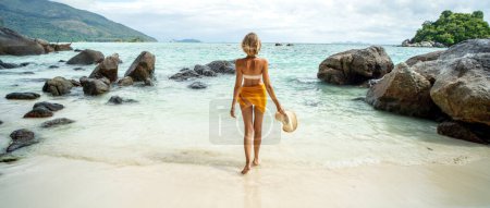 Foto de Full length photo of a beautiful woman enjoying amazing view at the tropical beach. Summer vacation concept. Traveler. Wanderlust. - Imagen libre de derechos